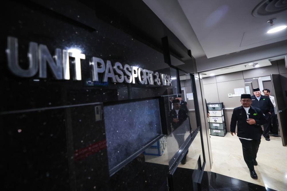 The process of issuing visas for Malaysian pilgrims for the 1446H/2025 hajj season by Lembaga Tabung Haji (TH) has reached 45 per cent, says Minister in the Prime Minister’s Department (Religious Affairs) Datuk Dr Mohd Na’im Mokhtar. — Bernama pic