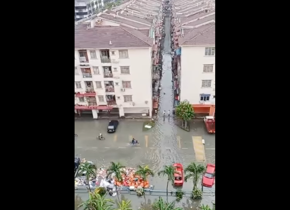 Screengrab of a flooded street this morning, reportedly in the Puchong area.