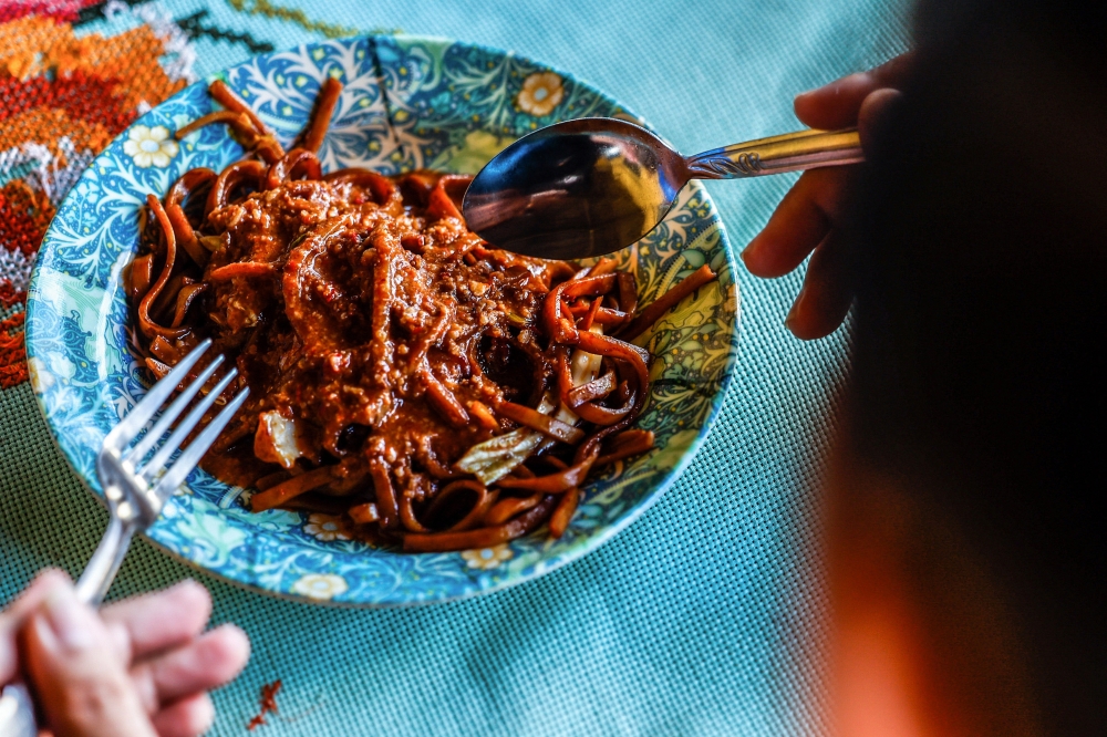 Preparing the ingredients for this dish is fairly simple, as it only requires basic items such as noodles, peanuts, oil, and soy sauce. However, what makes it special are its two main components — ‘mi sanggul’ (knotted noodles) and peanut gravy — which have become a signature attraction in Kampung Haji Hassan, Tapah Road. — Bernama pic 