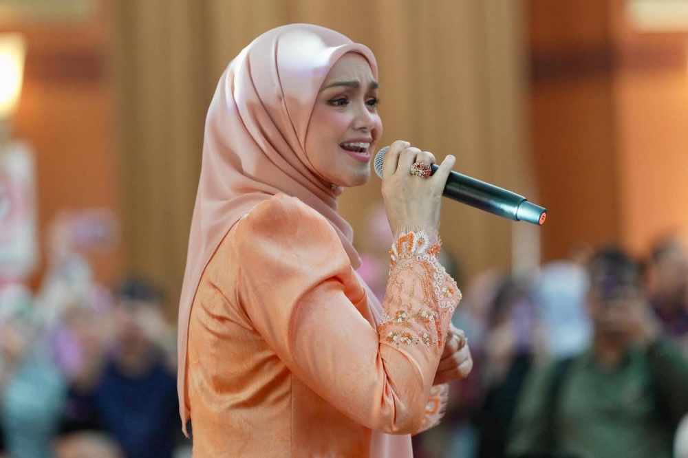 Siti Nurhaliza performs at the Health Ministry’s Hari Raya open house on Tuesday. The singer said she felt compelled to speak up as her name was being dragged into an online storm. — Picture via Facebook