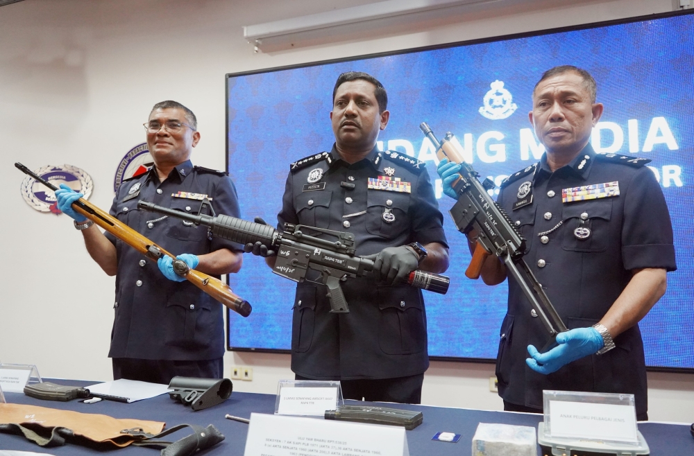 Police detained a local man on Monday for allegedly being in possession of seven firearms and ammunition without a licence at a house in Antara Gapi, Serendah, near here. — Picture via Facebook/Polis Selangor