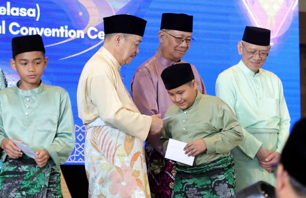 Sabah Chief Minister Datuk Seri Hajiji Noor presented contributions to orphans at the Aidilfitri Gathering organised by the Energy Commission of Sabah (ECoS) at the Sabah International Convention Centre today. — Bernama pic