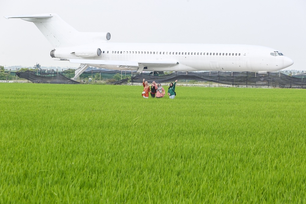The famous Boeing 727 is one of the attractions of Terminal Sekinchan where visitors would pose for photos in front of the airplane with a paddy field backdrop. — Picture by Yusof Mat Isa