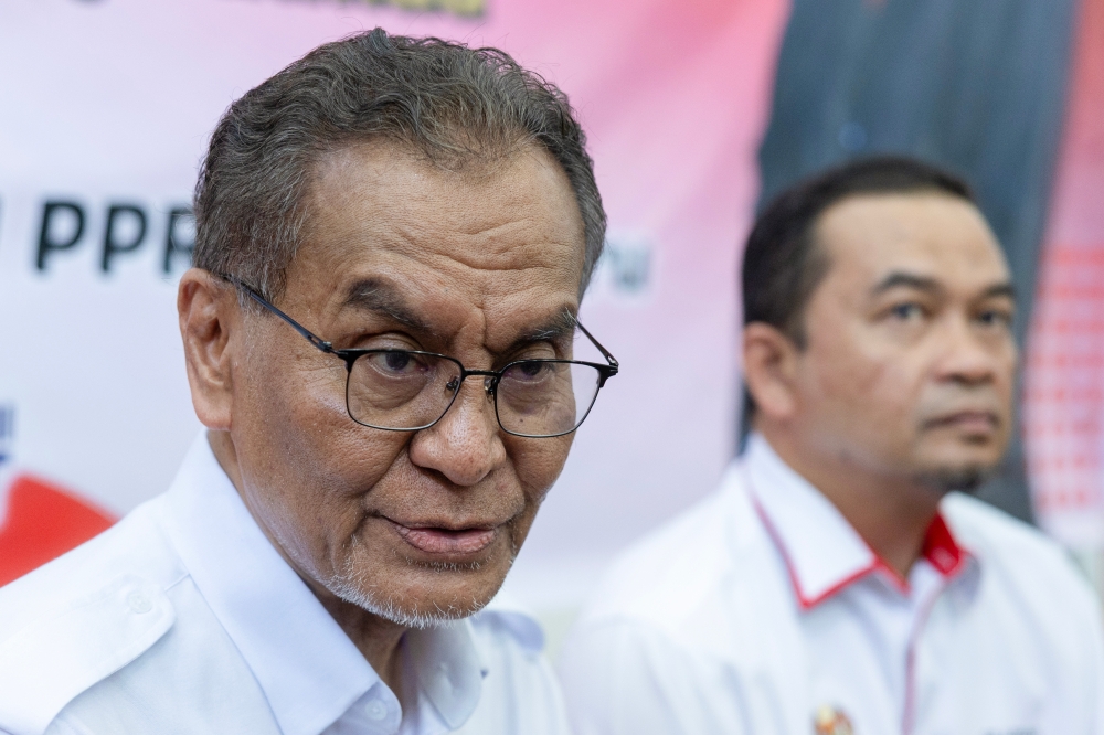 Minister of Health Datuk Seri Dr Dzulkefly Ahmad speaks at a press conference during the Mini Malaysia Madani Jom Sihat Carnival @ Kota Lama at Kota Baru today. — Bernama pic