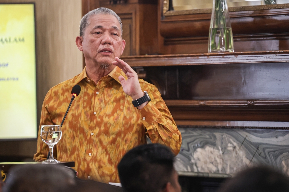 Deputy Prime Minister Datuk Seri Fadillah Yusof speaks at a meet-and-greet dinner with Malaysians living in the UK at the Malaysian High Commission in London today. — Bernama pic