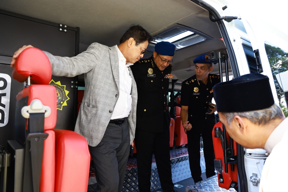 The MACC, in a statement posted on its official Facebook page today, announced that the special purpose vehicles (SPVs) involved two units of the Weststar Maxus V80 and a Toyota Hiace. — Picture via Facebook/SPRM