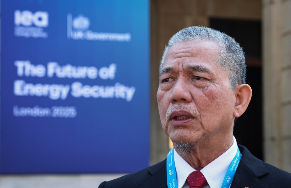 Deputy Prime Minister Datuk Seri Fadillah Yusof said Malaysia is committed to leading the region’s energy transition pragmatically and progressively at the Energy Security Summit in London, according to the Energy Transition and Water Transformation Ministry today. — Bernama pic