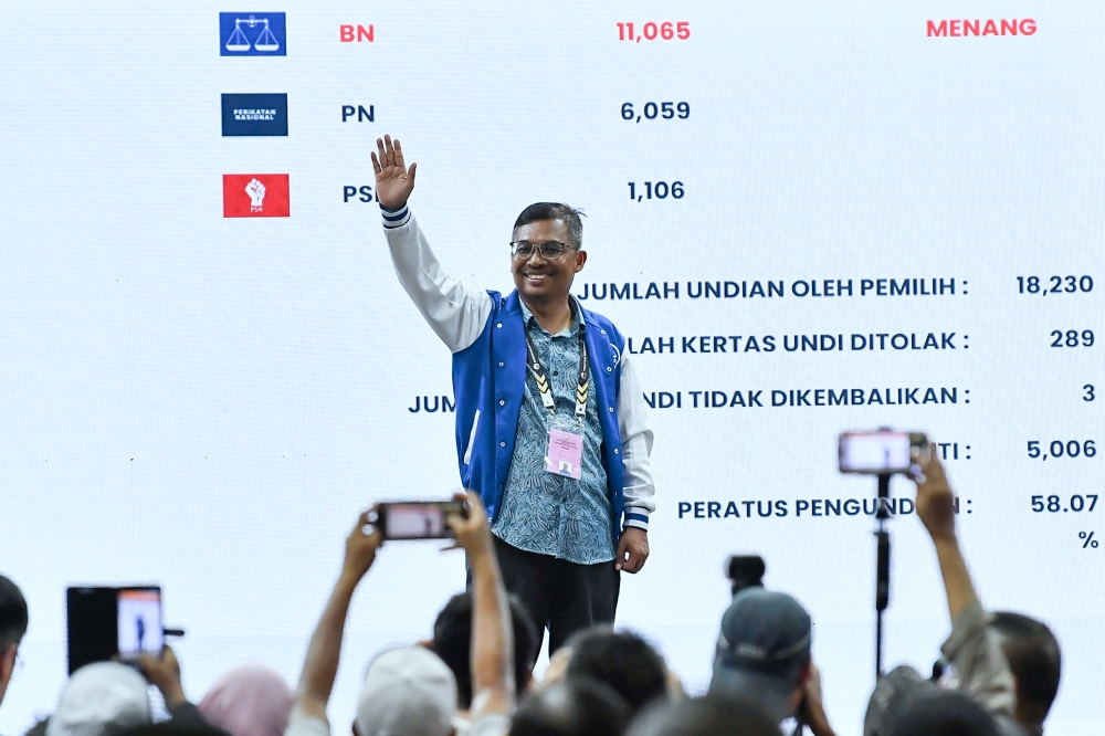 Mohamad Yusri Bakir of Barisan Nasional (BN) is officially announced as the winner of the Ayer Kuning state by-election at Dewan Merdeka, Tapah, today. — Bernama pic