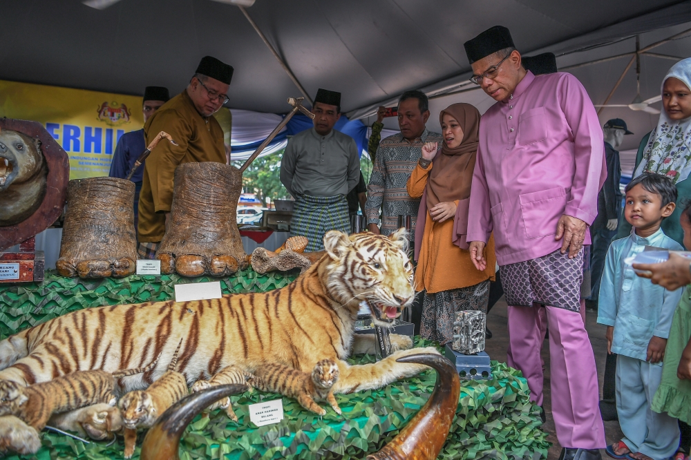 Home Minister Datuk Seri Saifuddin Nasution Ismail visited government agency booths at the MADANI Aidilfitri Celebration in Kulim. — Bernama pic
