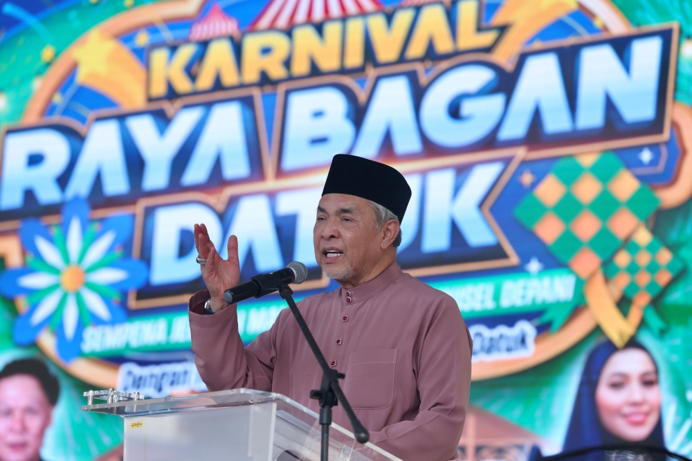 Deputy Prime Minister Datuk Seri Dr Ahmad Zahid Hamidi delivers a speech during the Bagan Datuk Raya Carnival at Bagan Datuk Waterfront today. — Bernama pic