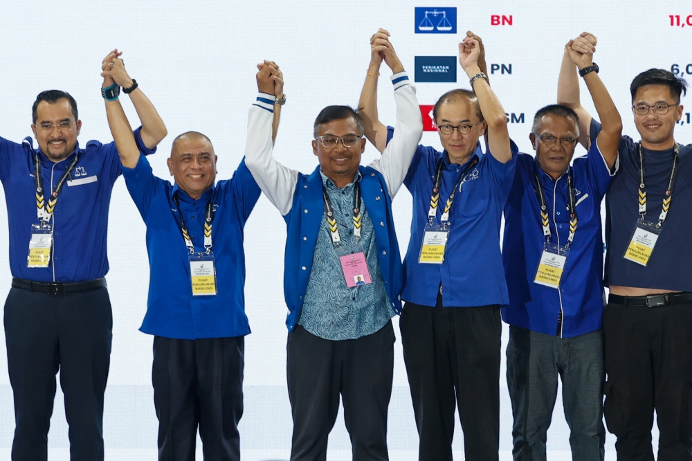 Barisan Nasional (BN) candidate Dr Mohamad Yusri Bakir (third from left) celebrates with party leaders after winning the Ayer Kuning state by-election at Dewan Merdeka, Tapah, today. — Bernama pic