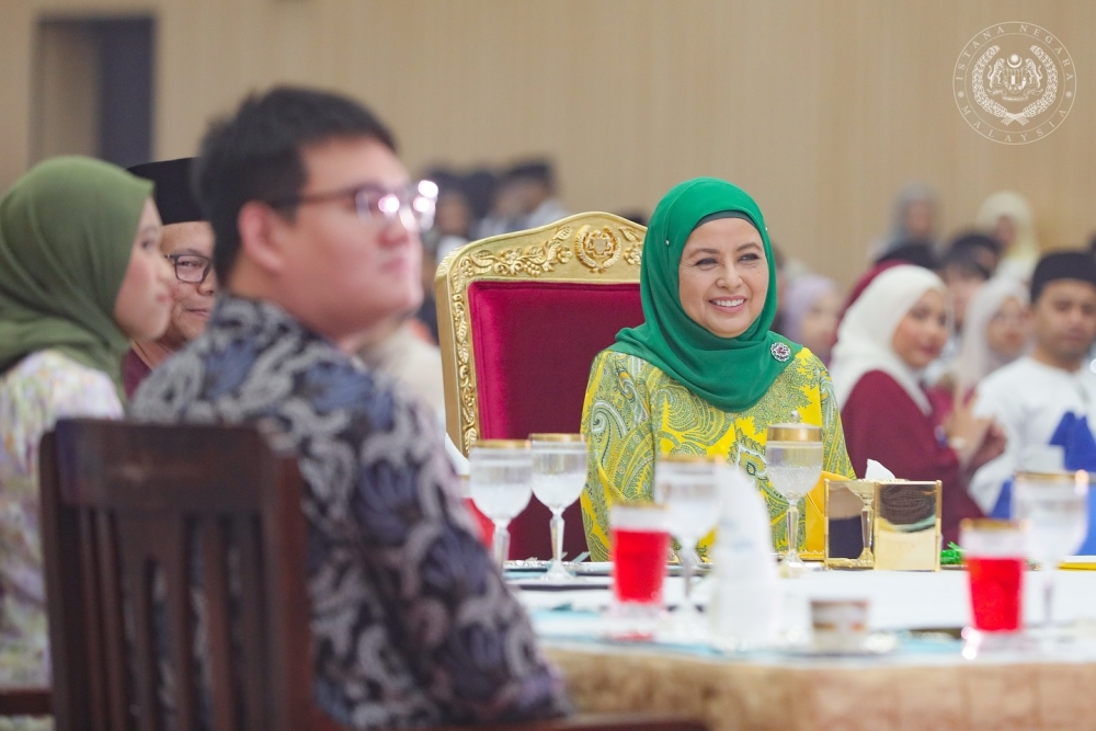 Her Majesty Raja Zarith Sofiah, Queen of Malaysia and Chancellor of Universiti Teknologi Malaysia (UTM), graced a high tea event with UTM students at Dewan Majlis Bandaraya Iskandar Puteri (MBIP) yesterday. — Picture via Facebook