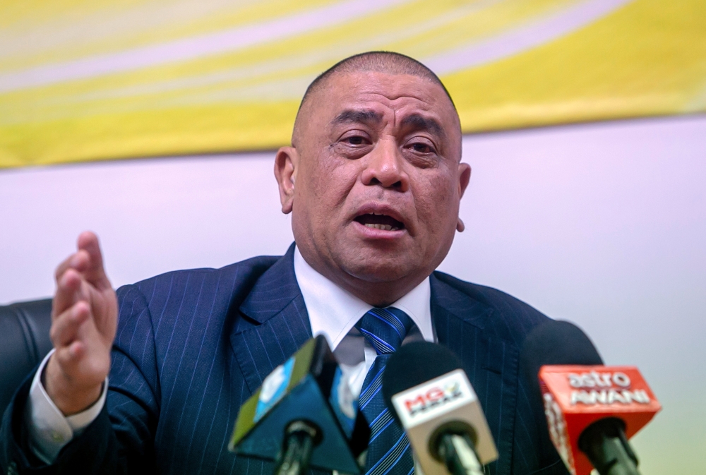 The Perak state government is unable to resolve the financial crisis that is currently plaguing the Perak FC football team said Menteri Besar Datuk Seri Saarani Mohamad, adding that the cost of financing Perak FC is too high and of course it requires a huge expenditure every season. — Bernama pic