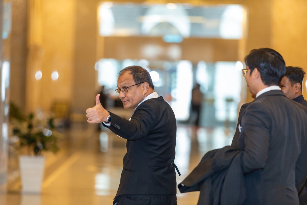 Attorney General Datuk Mohd Dusuki Mokhtar gives a thumbs-up after the Federal Court ruled in his favour on April 28, 2025; granting him leave to appeal against the Court of Appeal’s earlier decision to seek a house arrest order that will enable him to serve the remainder of his jail sentence at home instead of in prison. — Picture by Raymond Manuel 
