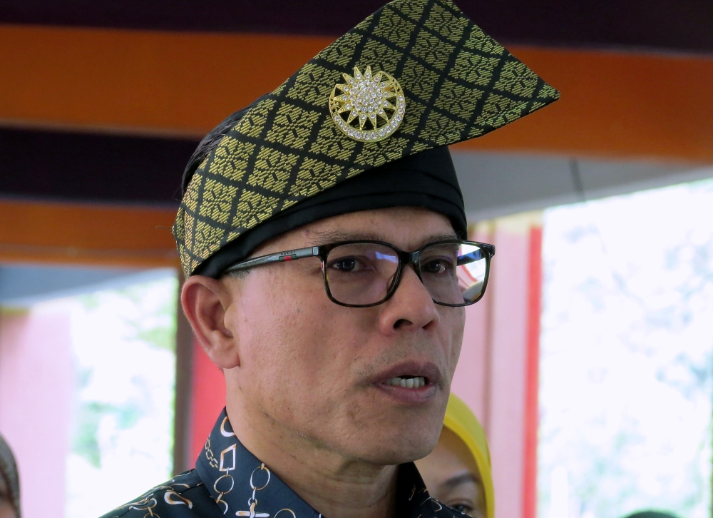 Mohd Azizi Abu Naim’s lawyer, Nur Irdina Syahirah Mohammad Wardi, informed Judge Roz Mawar Rozain that the suit was withdrawn as it had become academic, given that the Nenggiri by-election had already taken place, resulting in the election of a new state assemblyman. — Bernama pic 