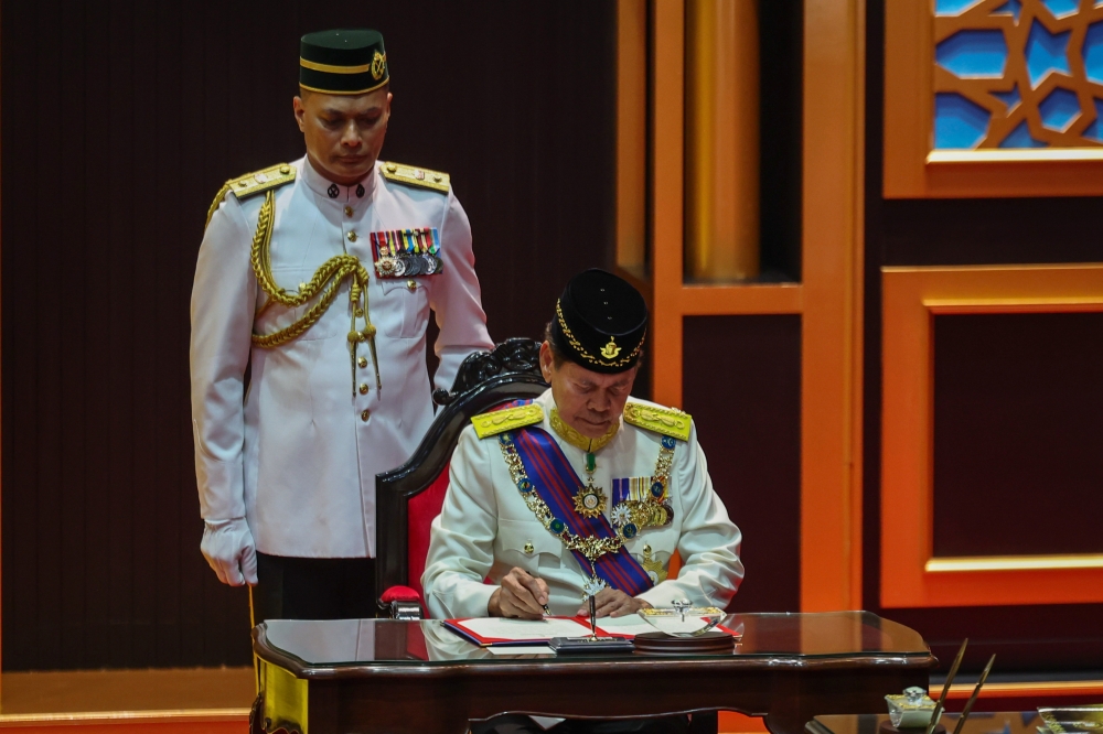 Tun Ramli Ngah Talib was today sworn in as the ninth Yang Dipertua Negeri of Penang in a full ceremonial event at Dewan Sri Pinang here, taking over from Tun Ahmad Fuzi Abdul Razak. — Bernama pic