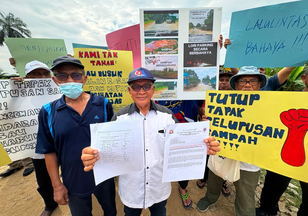 Resident representative Juffri Juraimee, 73 said the pollution has affected more than 10 villages, involving about 5,000 residents. — Bernama pic