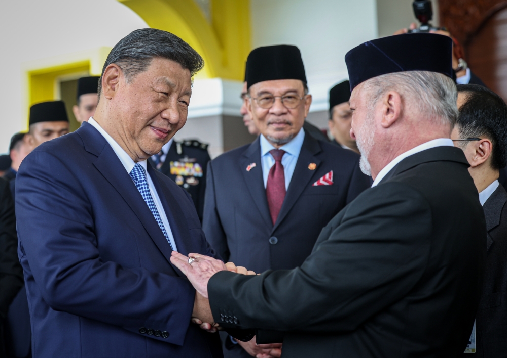 Prime Minister Datuk Seri Anwar Ibrahim (centre) looks as China's President Xi Jinping (left) shakes hands with the King of Malaysia, Sultan Ibrahim. — Bernama pic