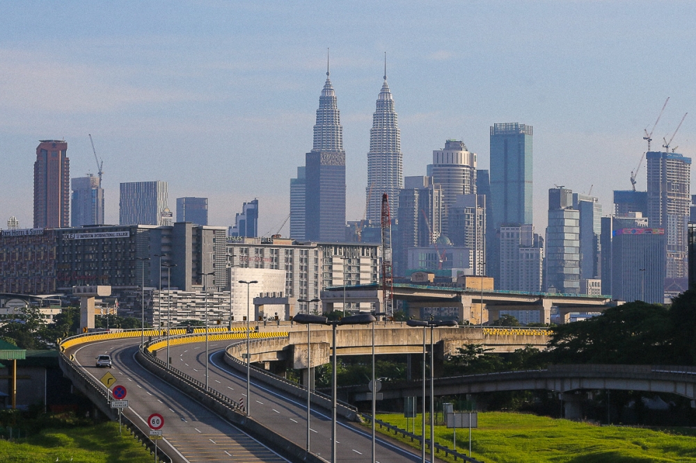 Plans to resume building an 18km extension of the Maju Expressway (MEX) connecting Putrajaya to the Kuala Lumpur International Airport in Sepang, deferred in 2019, are set to resume, according to Works Minister Datuk Seri Alexander Nanta Linggi. — Picture by Yusof Mat Isa