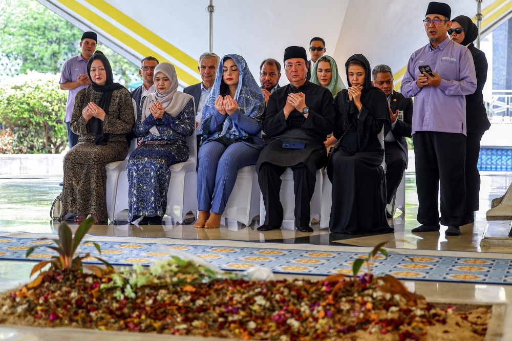 Kosovo President Dr Vjosa Osmani Sadriu (front row, centre) pays hr respect to Tun Abdullah Ahmad Badawi at the Warriors Mausoleum in Kuala Lumpur, surrounded by the former prime minister’s son Tan Sri Kamaluddin Abdullah (third from right) and daughter, Nori Abdullah (far left). — Bernama pic