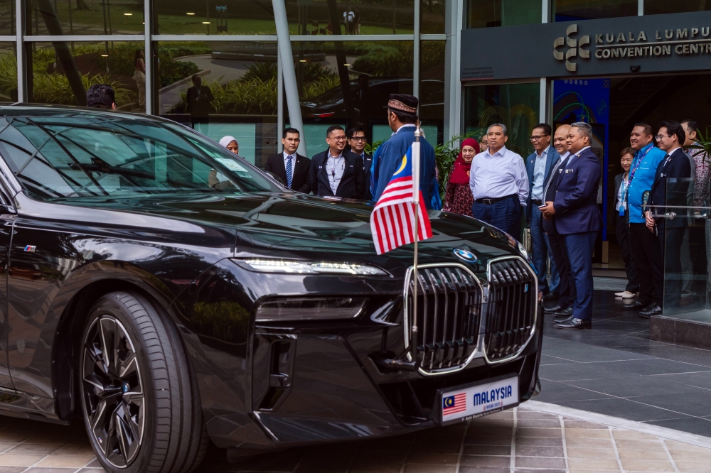 Chief Secretary to the Government Tan Sri Shamsul Azri Abu Bakar observes a simulation during the arrival of delegates while inspecting preparations for the Asean Summit at the Kuala Lumpur Convention Centre. — Bernama pic