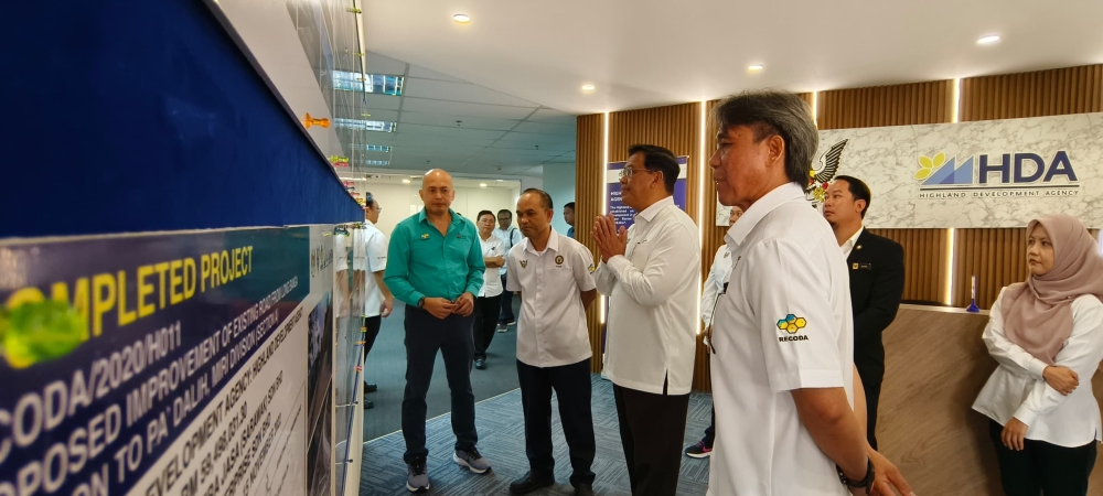 (From right) HDA regional director Juan Ubit briefs Dr Abdul Rahman Junaidi on HDA projects, as (from far left) HDA Construction Management (Regional Agencies) manager Edward Mathew, and HDA Socio-Economic Planning and Investment Development head Fadzil Asri look on. — The Borneo Post pic