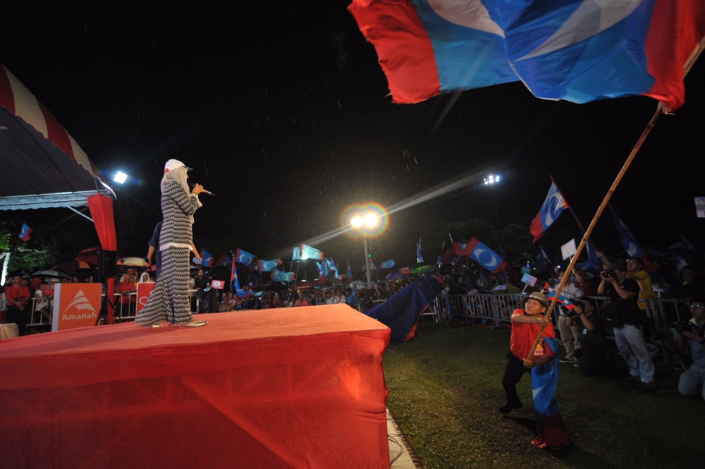 A supporter waving a giant PKR flag as Nurul Izzah speaks at the Mega Ceramah at Esplanade, Penang, back in 2018. — Picture by KE Ooi