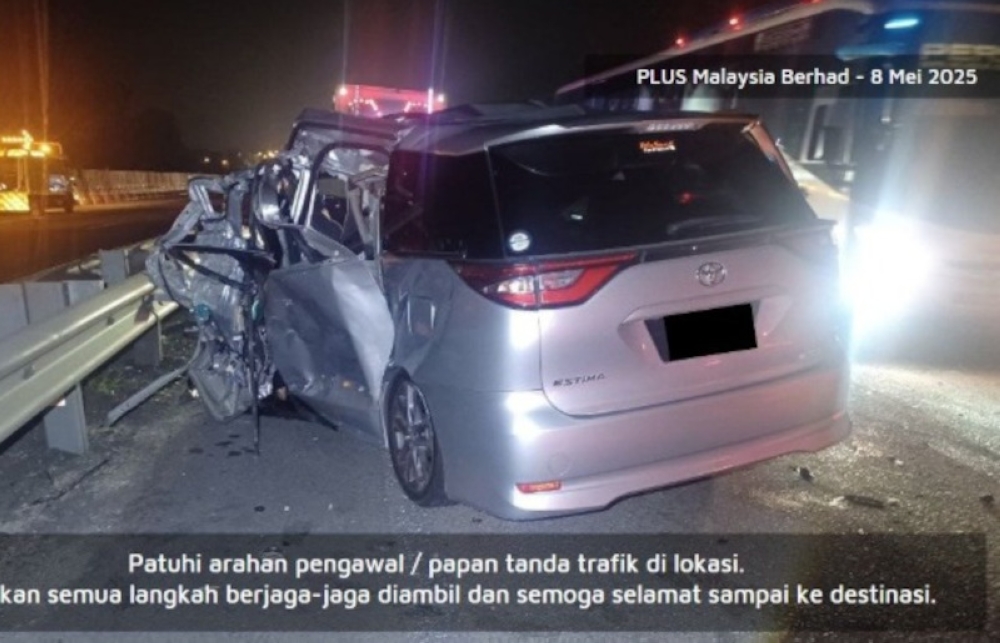 A crash involving four vehicles near Sedenak, Johor, last night claimed the lives of two women, while 15 others survived.