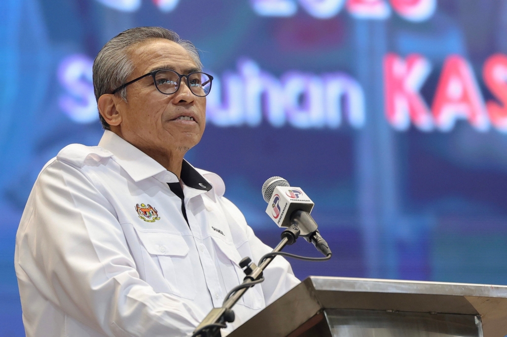 Chief Secretary to the Government Tan Sri Shamsul Azri Abu Bakar gives his address at the ‘Madani Rakyat: Bersama-sama Ketua Setiausaha Negara’ programme in Tawau May 11, 2025. — Bernama pic