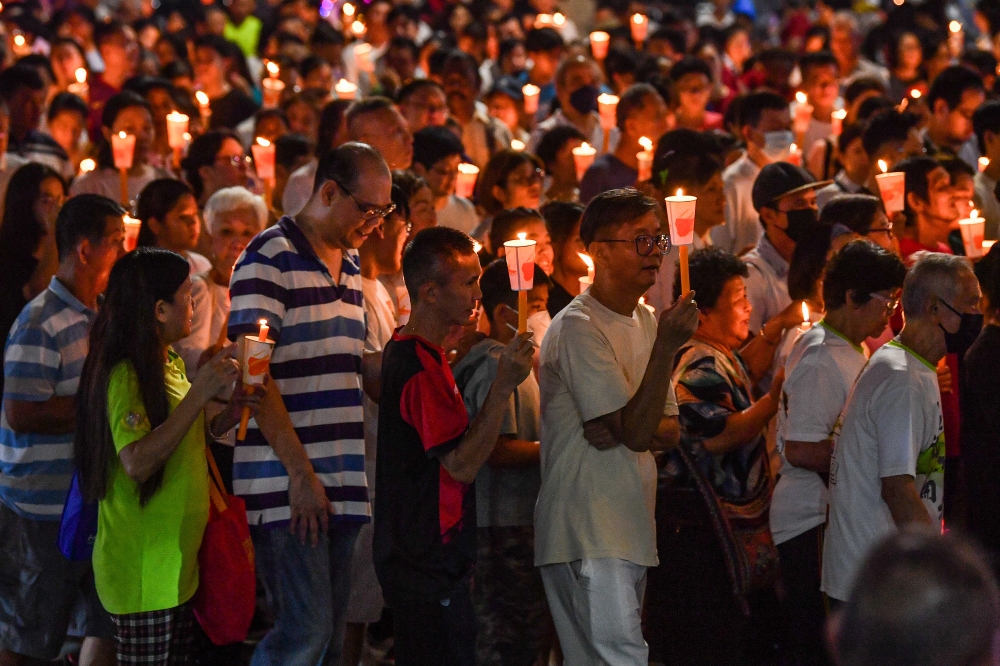 Buddhists during a parade going from Dataran Lobak to Seremban city centre on the eve of Wesak Day. — Bernama pic