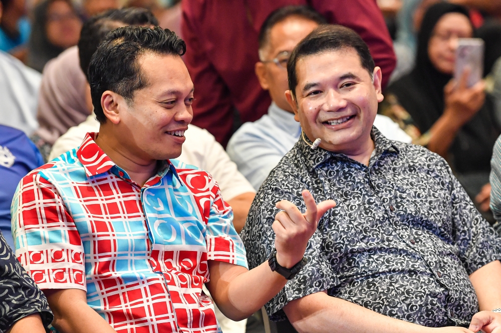 PKR Deputy President Datuk Seri Rafizi Ramli (right) is seen in discussion with Vice-President Nik Nazmi Nik Ahmad during the ‘Jelajah Hidupkan Idealisme Reformasi Dalam Ujian Kuasa’ (HIRUK) tour. — Bernama pic