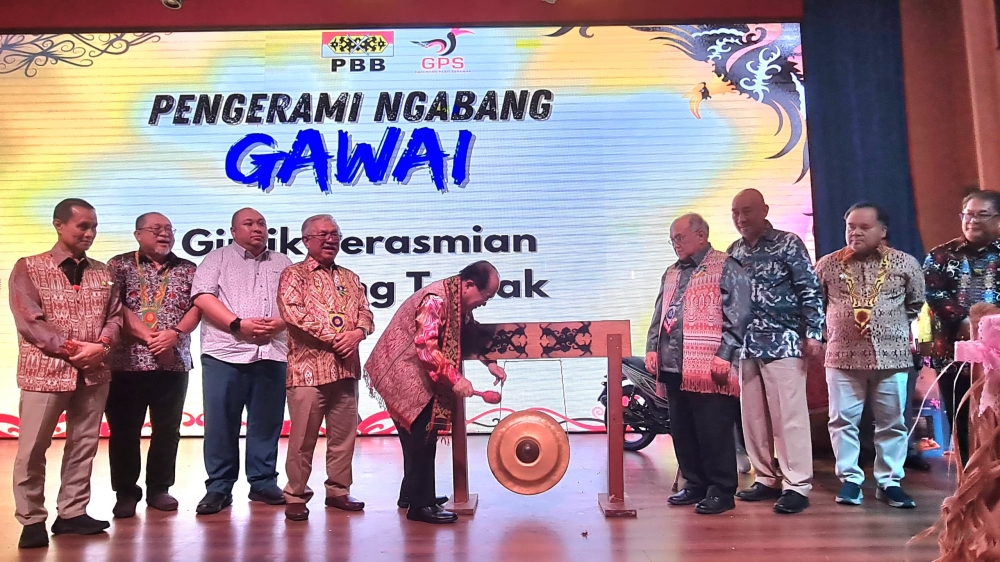 Deputy Premier Datuk Amar Douglas Uggah Embas striking the gong seven times to launch Parti Pesaka Bumiputera Bersatu (PBB) Kakus’ Ngabang Gawai Bersama Timbalan Premier event. — The Borneo Post pic
