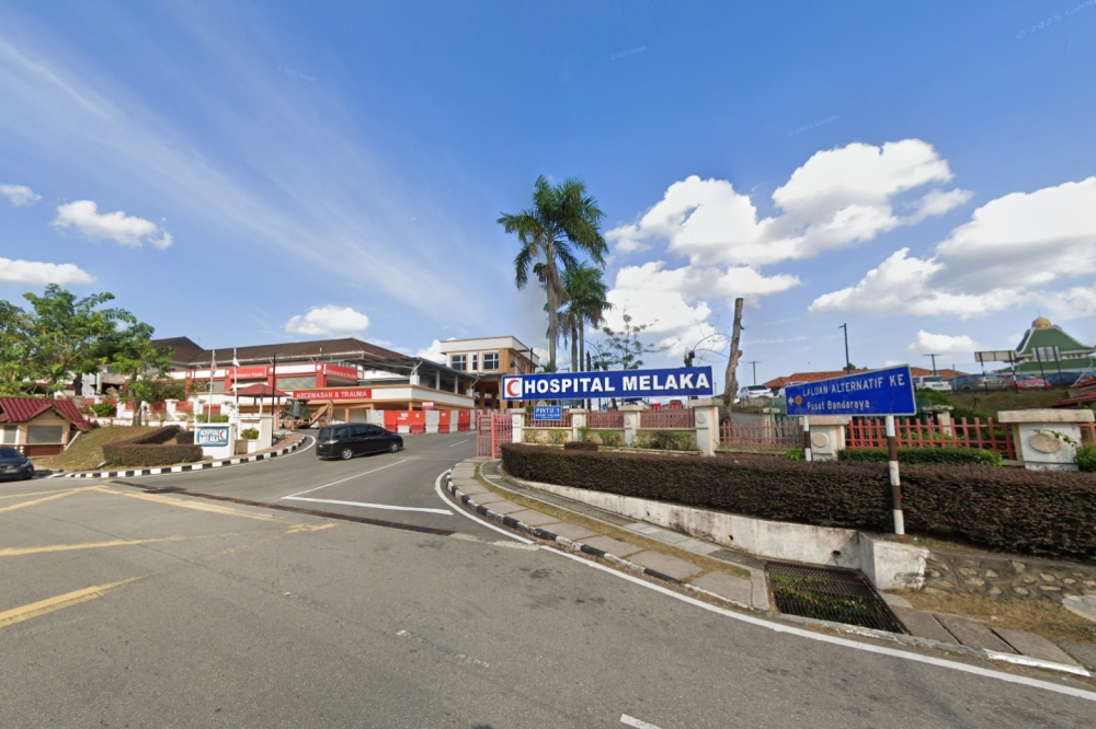 Aa 22-month-old baby girl suffering from a high fever was left in pain for 11 hours at Melaka Hospital. — Screengrab from Google Street View