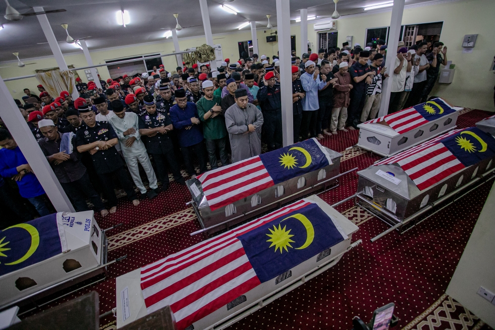Family members and acquaintances of the victims performed funeral prayers for the seven Federal Reserve Unit (FRU) personnel who died in a road accident in Teluk Intan, during the Final Respect Ceremony held at FRU Unit 5 in Sungai Senam, Ipoh. — Bernama pic