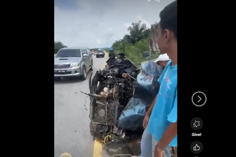 In Felda Chiku 3, Gua Musang today, a head‑on crash between a Perodua Kancil and a 10‑tonne lorry left the car’s female driver trapped and fatally injured, while her two sons, aged nine and 14, sustained injuries.