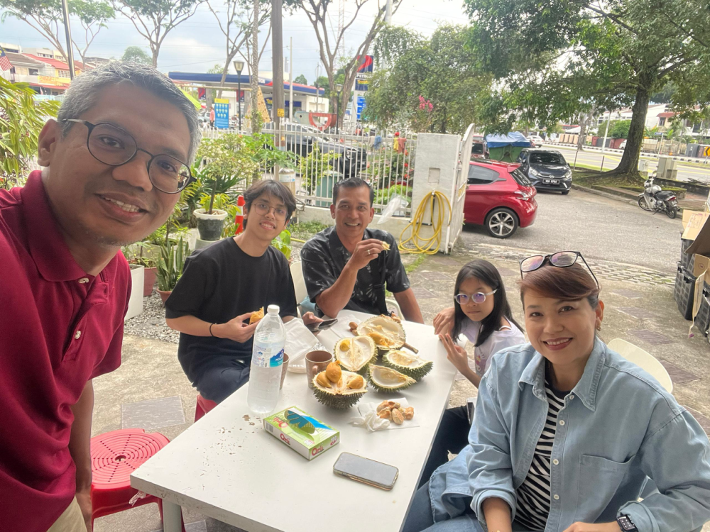 More retailers are discovering the benefits of e-commerce in unlocking their businesses’ potential. Pak Ali went from a roadside stall to a recognised brand selling 1,500 kilograms of durian daily.