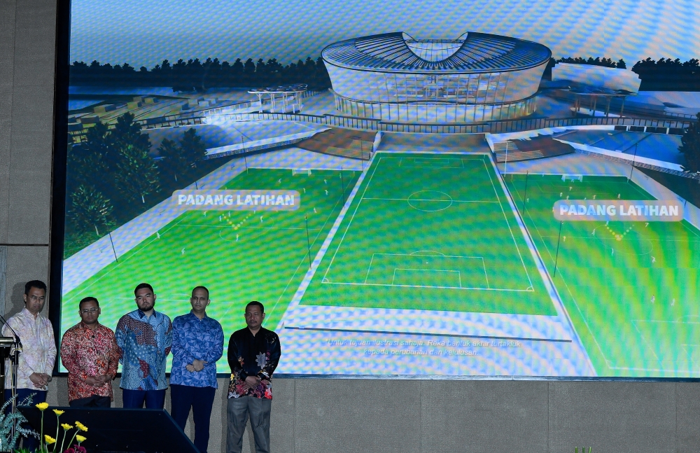 The Raja Muda of Selangor Tengku Amir Shah (centre) at the Letter of Acceptance Ceremony for the Development of the Shah Alam Sports Complex (KSSA) May 16, 2025. — Bernama pic
