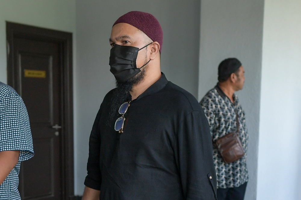 A father of five was fined RM6,000, in default five months’ jail, by the Magistrates’ Court today after pleading guilty to threatening a Kuala Lumpur City Hall (DBKL) enforcement officer over the balloon vendor incident in late March. — Bernama pic