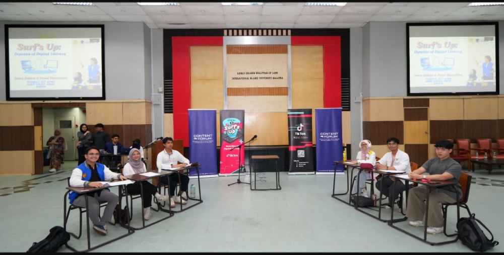 The two teams of IIUM students debated on the responsibility of maintaining safe online communities.