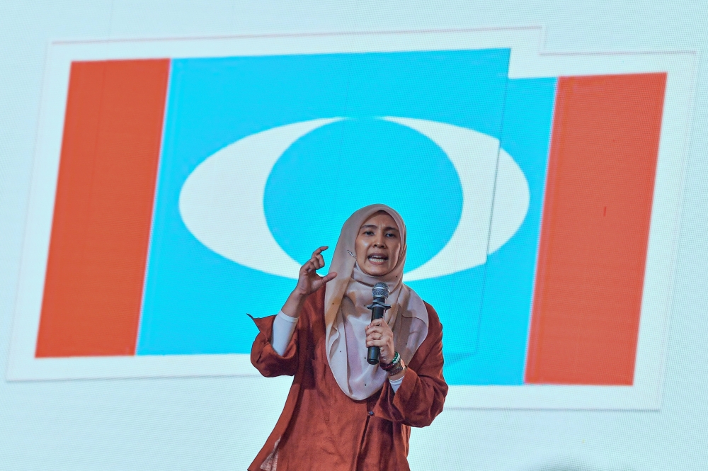 Parti Keadilan Rakyat (PKR) vice-president Nurul Izzah Anwar is reportedly leading the party’s deputy president race ahead of Datuk Seri Rafizi Ramli, based on unofficial results from today’s party polls. — Bernama pic