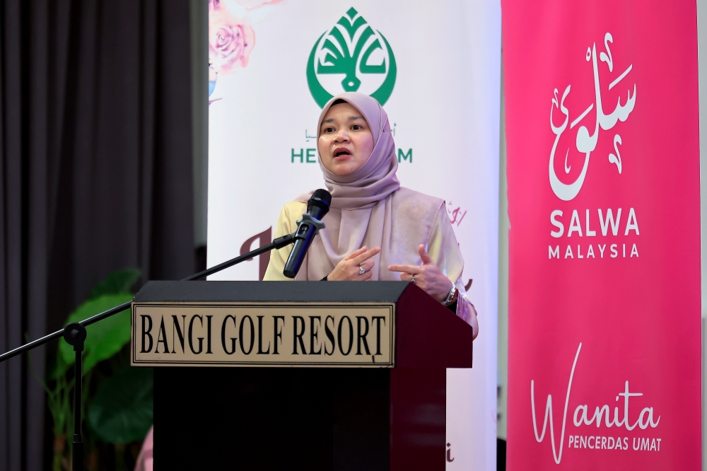 Education Minister Fadhlina Sidek delivers a speech at the launch of the ‘Pesona Inspirasi Keluarga Madani’ programme today. — Bernama pic