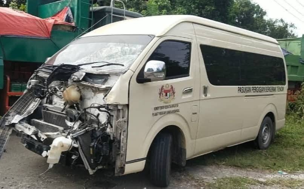 Seven dental personnel from the Ministry of Health (MoH) had a frightening experience when the van they were travelling in collided with a 10-tonne lorry on Jalan Kampung Mamaitom this morning. — Picture via Facebook