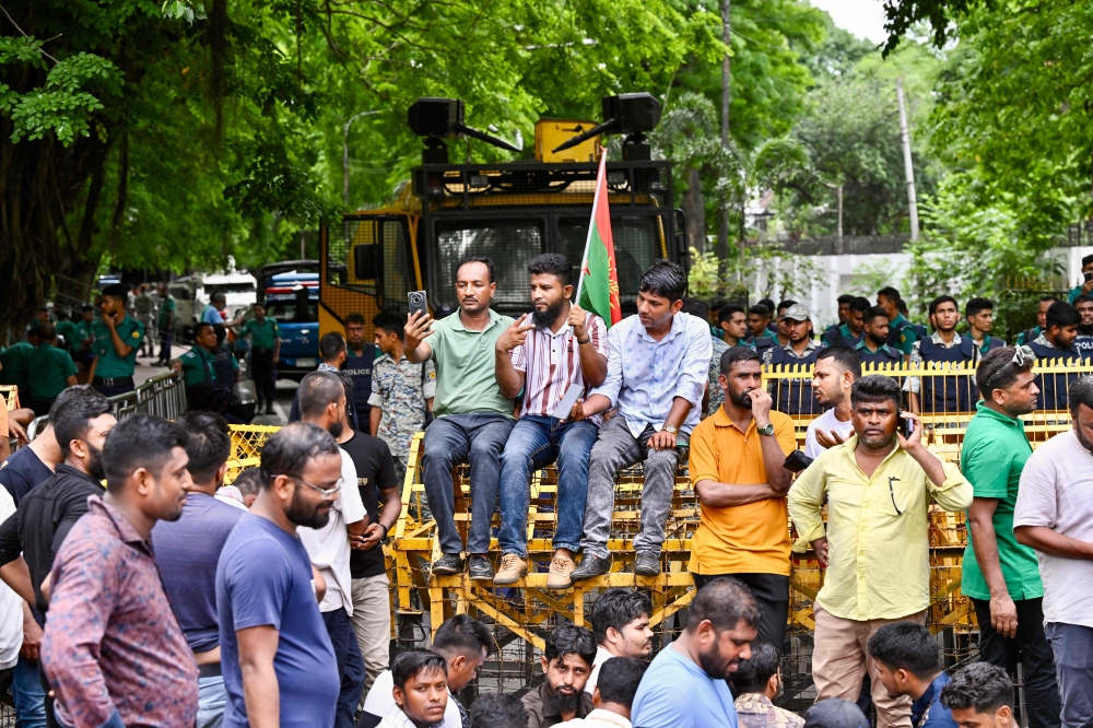 Supporters of the Bangladesh Nationalist Party (BNP) gather near the chief adviser's residence in Dhaka on May 21, 2025, demanding the appointment of BNP’s Ishraque Hossain as mayor of the capital. The protest marked the party’s first large-scale demonstration against the interim government, as political tensions mount over calls for an election date. — AFP pic