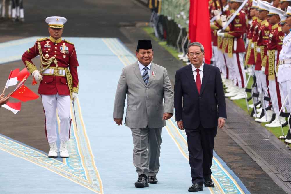 Indonesian President Prabowo Subianto with Chinese Premier Li Qiang at the Merdeka Palace in Jakarta, Indonesia May 25, 2025. — Reuters pic