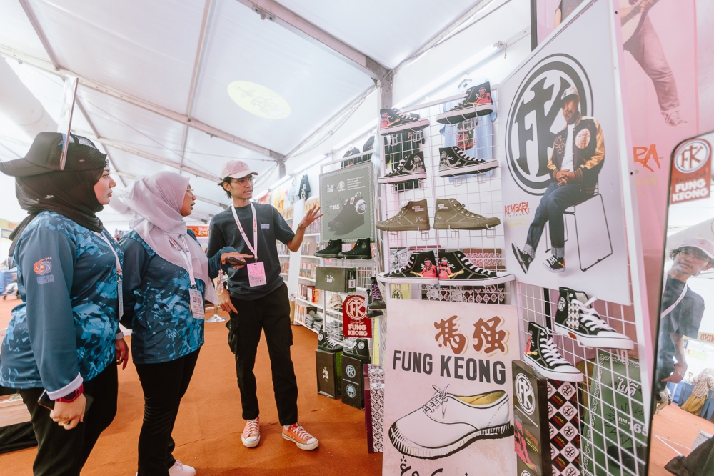 Fung Keong shoes displayed at Rabak Lit booth during Kuala Lumpur International Book Fair 2025 at Kuala Lumpur. May 25, 2025 — Picture by Raymond Manuel