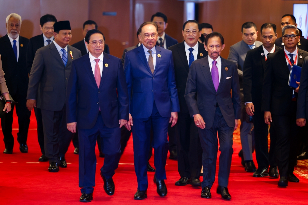 Prime Minister Datuk Seri Anwar Ibrahim (centre) walks with Asean leaders, including Vietnam's Prime Minister Pham Minh Chinh (left) and the Sultan of Brunei, Sultan Hassanal Bolkiah (right), who are in Malaysia for the 46th Asean Summit at the Kuala Lumpur Convention Centre (KLCC) today. — Bernama pic