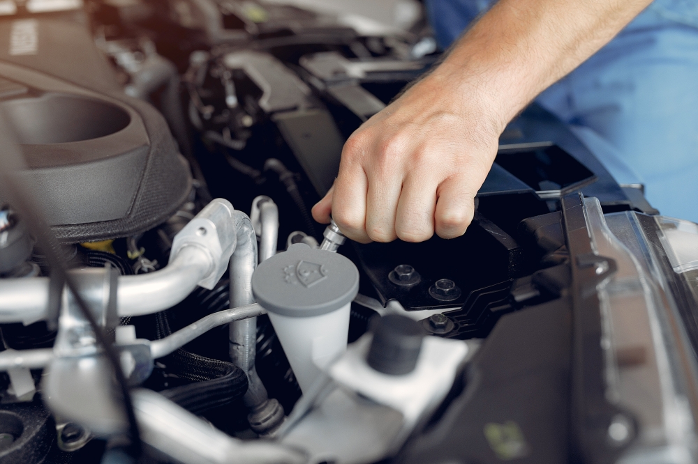 Sellers of counterfeit engine oil are using deceptive tactics to mislead consumers, including reusing original oil bottles and refilling them with low-quality recycled oil. — Freepik pic