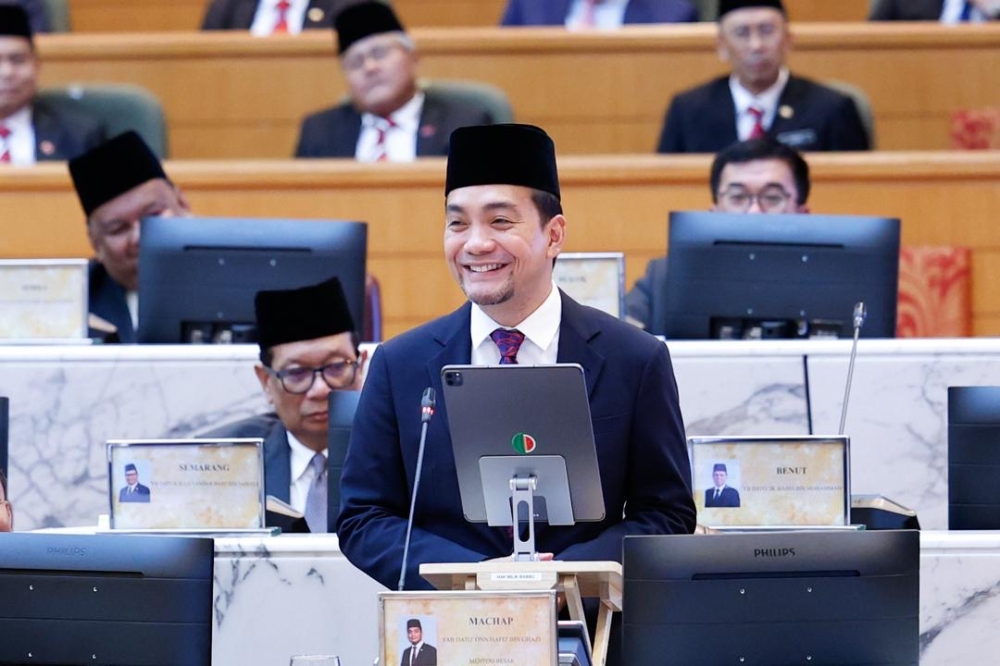 Johor Menteri Besar Datuk Onn Hafiz Ghazi assured that there will be no snap election in the state. — Picture courtesy of Johor MB's office