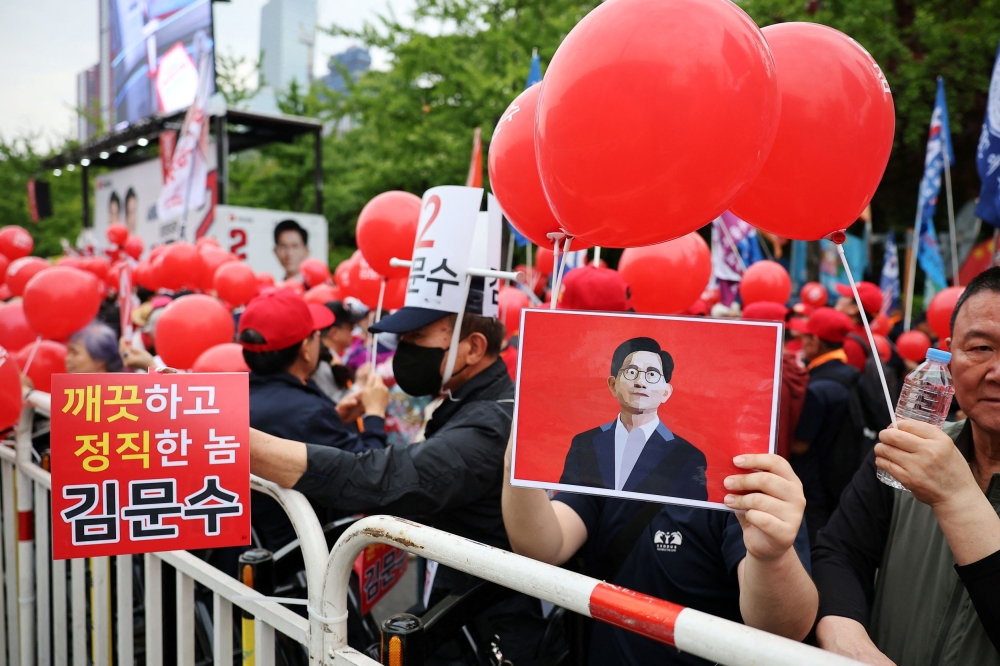 Supporters of Kim Moon-soo, the presidential candidate for South Korea's conservative People Power Party, gather ahead of the second televised debate for the upcoming presidential election in Seoul, South Korea May 23, 2025. — Reuters pic