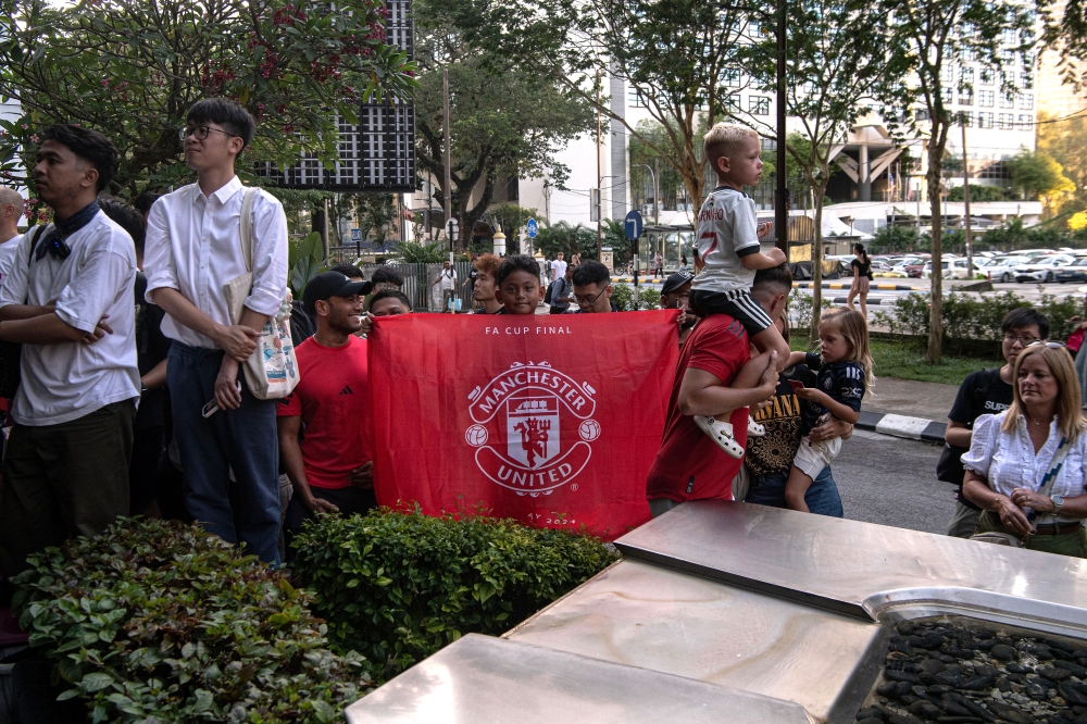 Manchester United fans camp outside a hotel in Kuala Lumpur on May 26, 2025 to catch a glimpse of the club’s players ahead of a pre-season tour match against the Asean All-Stars at Bukit Jalil Stadium on May 28, 2025. — Bernama pic